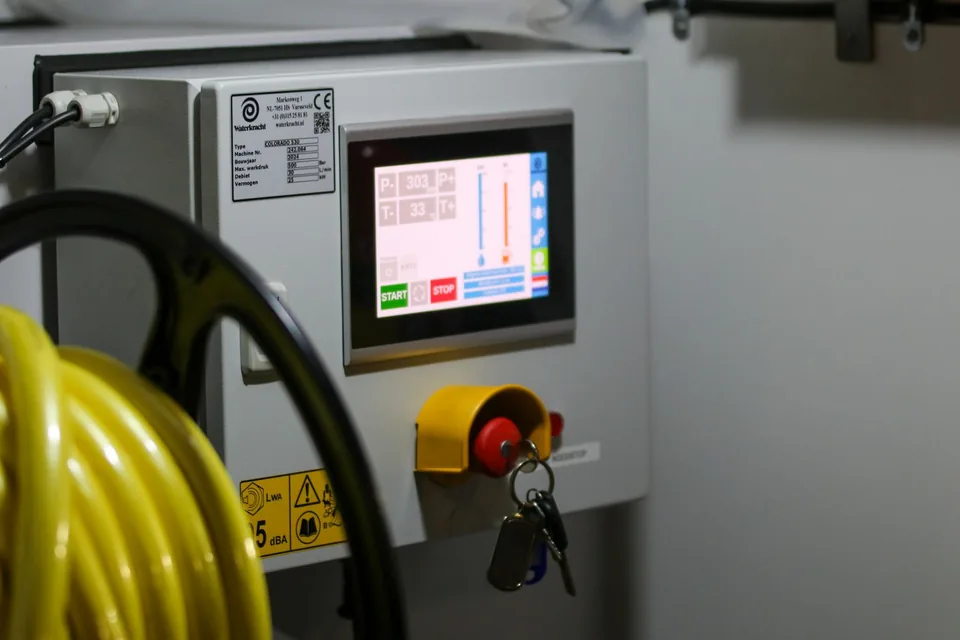 Industrielles Maschinenbedienfeld mit Touchscreen, Not-Halt und Bedienelementen