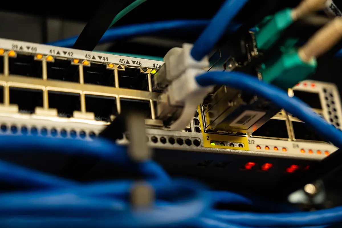 Electrical connections and network components in operation