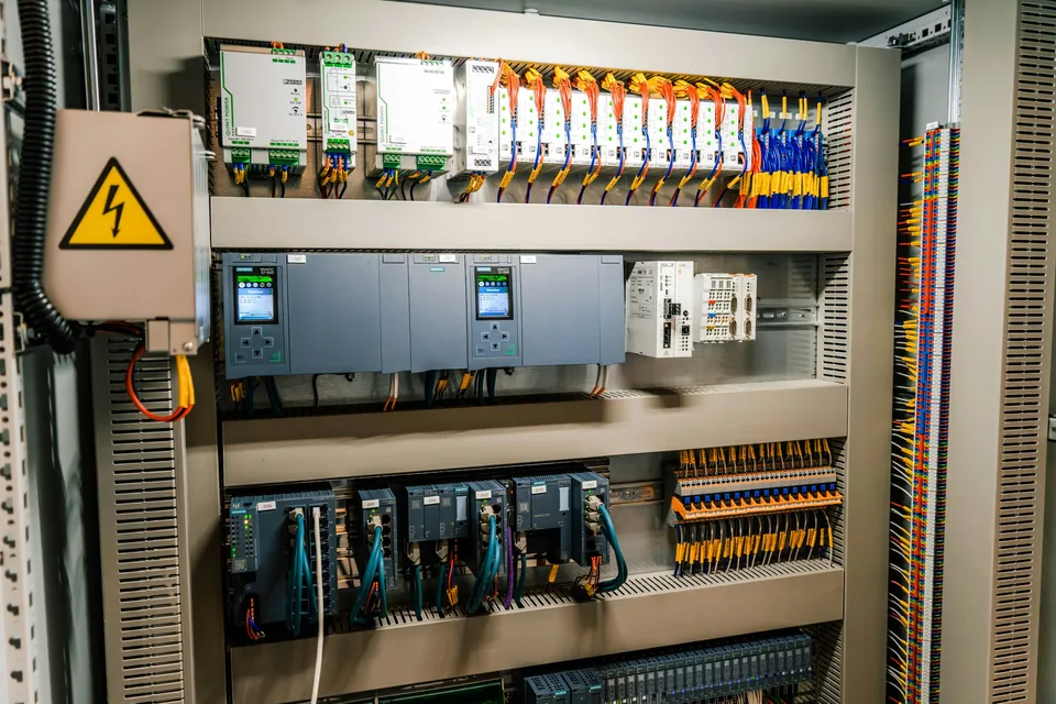 Siemens-SIMATIC-Steuerungen und Verdrahtung in einem industriellen Schaltschrank