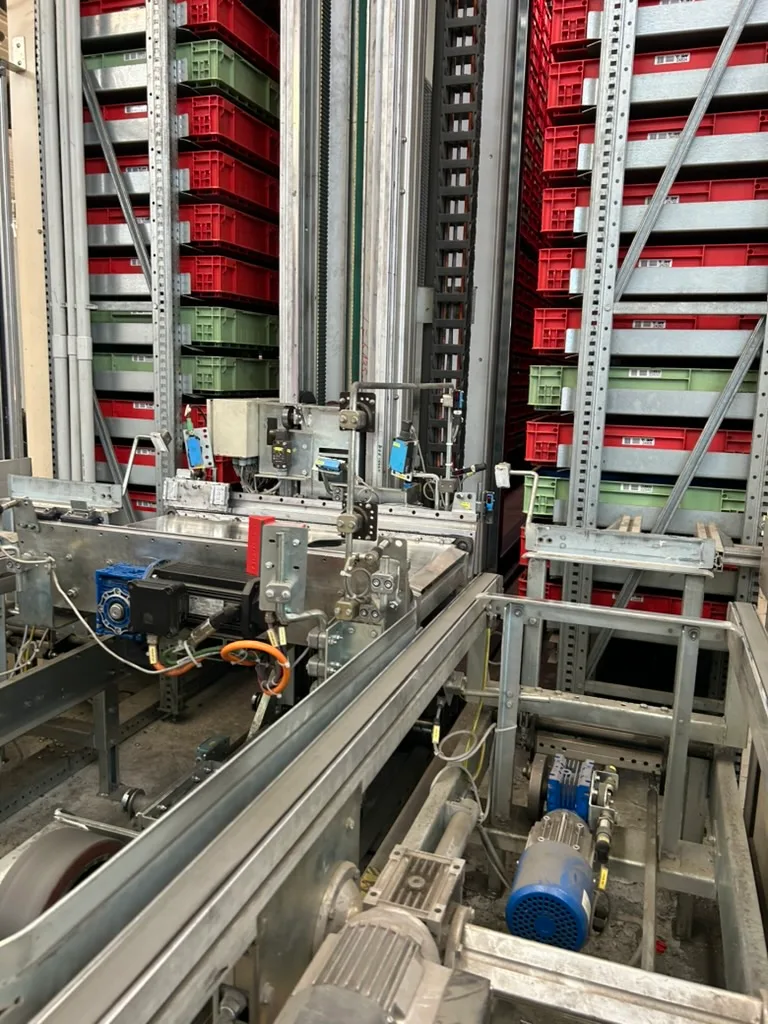 Automatisches Kleinteilelager mit Regalbediengerät – bestehende Industrieanlage, modernisiert per SPS-Retrofit
